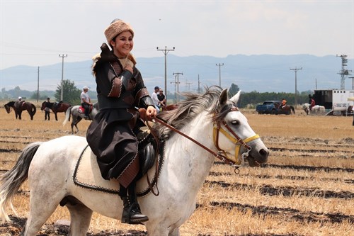 Kaymakamımız Turgay İlhan, Geleneksel Rahvan At Yarışlarına Katıldı