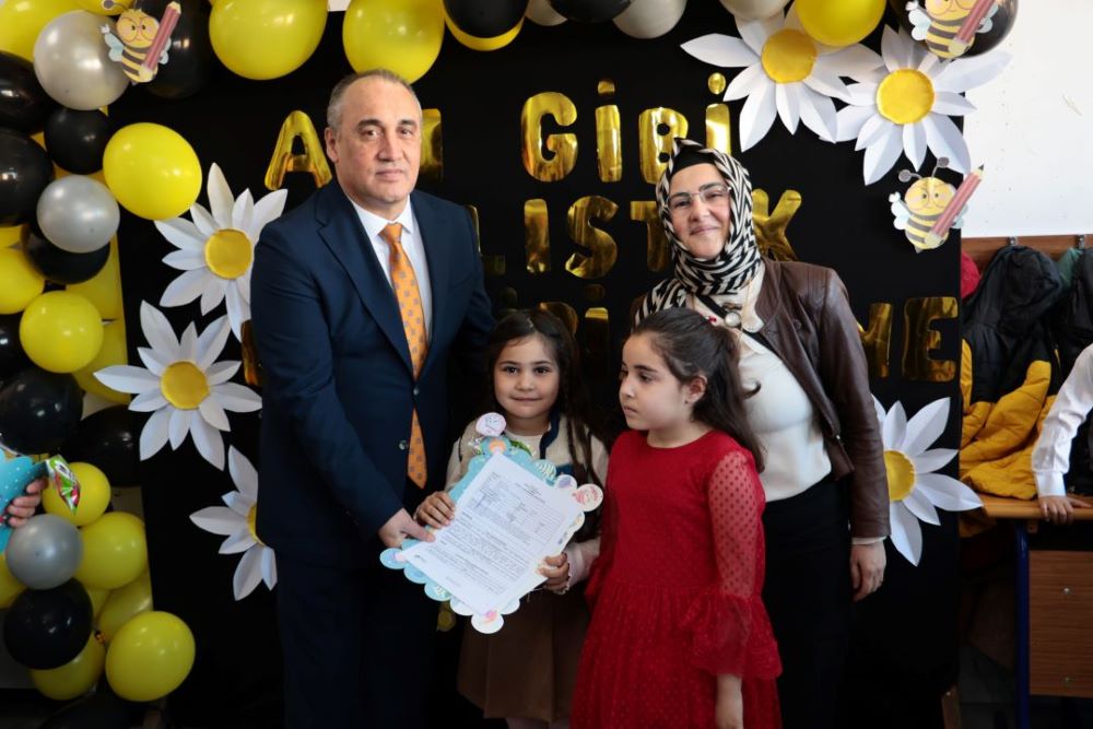 Kaymakam Turgay İlhan, Öğrencilerin Karne Heyecanına Ortak Oldu.